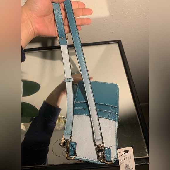 Guess Mini Crossbody - Picture 14 of 14